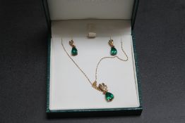 A HALLMARKED 9 CARAT GOLD EMERALD AND DIAMOND NECKLACE AND EARRINGS SET, pendant H 2 cm