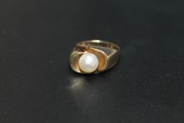 A 9CT GOLD PEARL RING, approx weight 4.7g, ring size L
