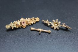 TWO 9 CARAT GOLD BROOCHES, together with a T-bar, approx combined weight 7g