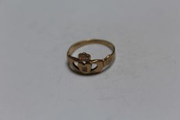 A HALLMARKED 9 CARAT GOLD CLADDAGH RING, approx weight 1.4g, ring size P