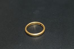 A HALLMARKED 22 CARAT GOLD WEDDING BAND, approx weight 4.3g, ring size L
