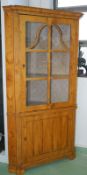 Westfälischer Eckschrank, Esche, Mitte 19.Jhd.,Esche auf Eiche furniert und massiv, restauriert,