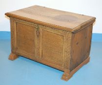 Kleine 2-Feldertruhe, 19.Jhd.,Eiche massiv, alt überarbeitet, Front in 2-Felder gegliedert, mit