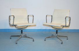 Eames, Charles und Ray: Pärchen Aluchairs EA 08 Vitra