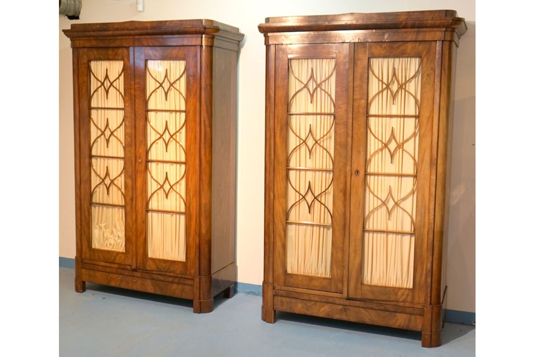 Seltenes Paar großer Schränke des Biedermeier, deutsch, um 1820 - Bild 1 aus 8