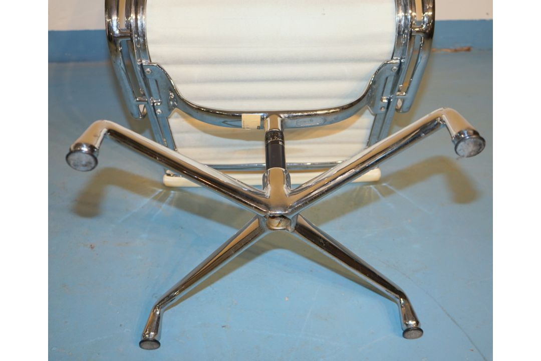 Eames, Charles und Ray: Pärchen Aluchairs EA 08 Vitra - Bild 5 aus 5