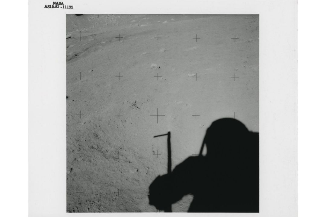 Close-ups documenting geological investigations at station 9A, Apollo 15, July-August 1971, EVA 3 - Image 4 of 9