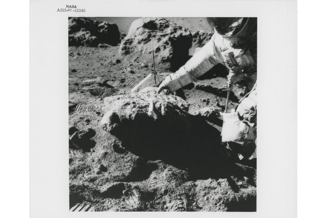 Close-ups documenting geological investigations at station 9A, Apollo 15, July-August 1971, EVA 3 - Image 6 of 9