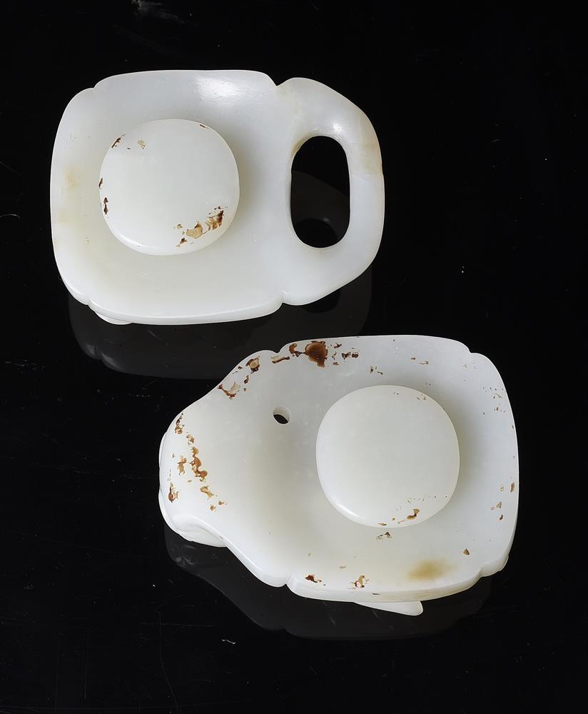 A Chinese pale celadon jade buckle - Image 5 of 5