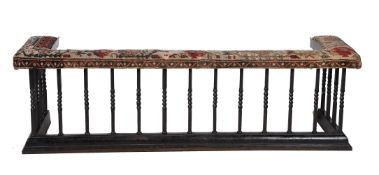 A VICTORIAN CAST IRON CLUB FENDER, LATE 19TH/EARLY 20TH CENTURY