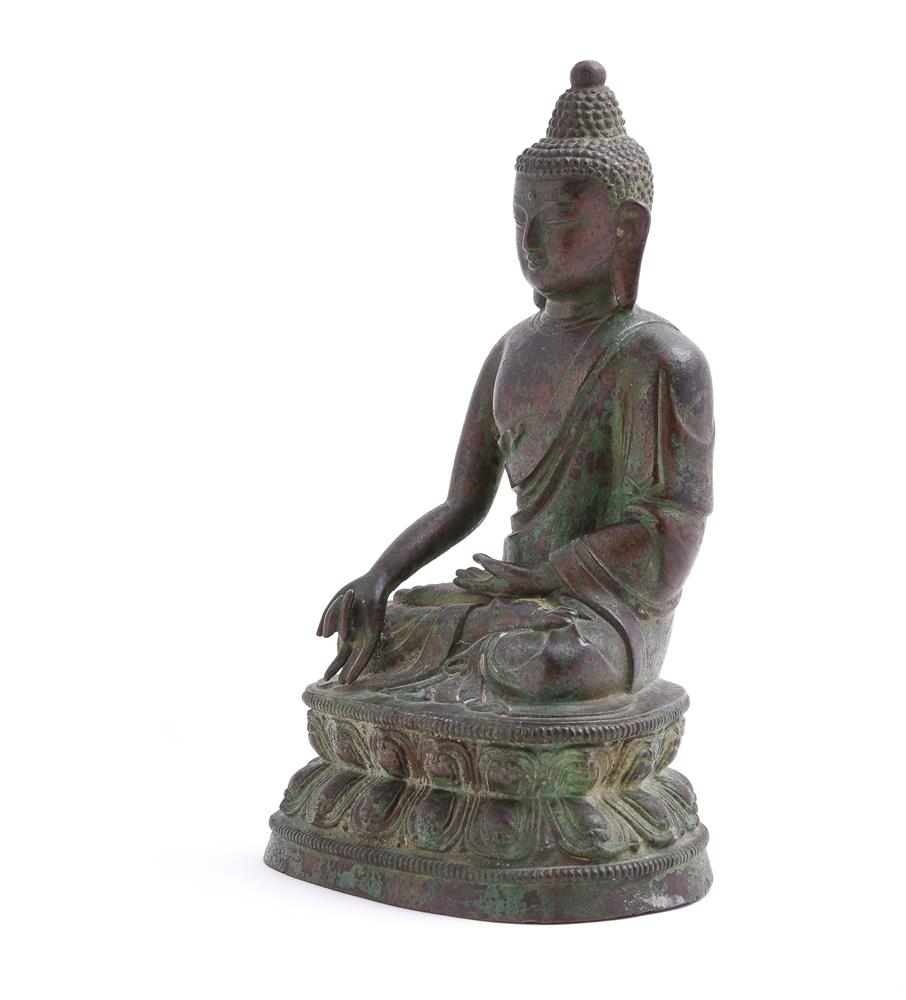 A Tibetan bronze figure of Buddha - Image 2 of 7