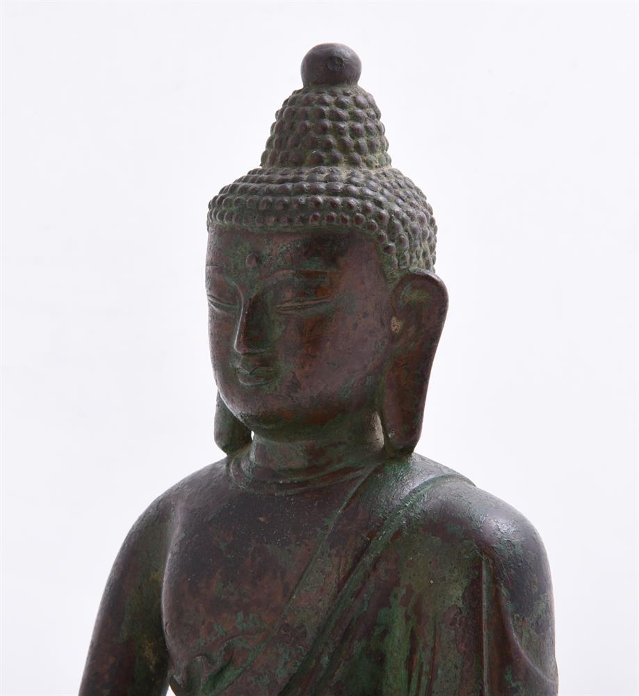 A Tibetan bronze figure of Buddha - Image 3 of 7