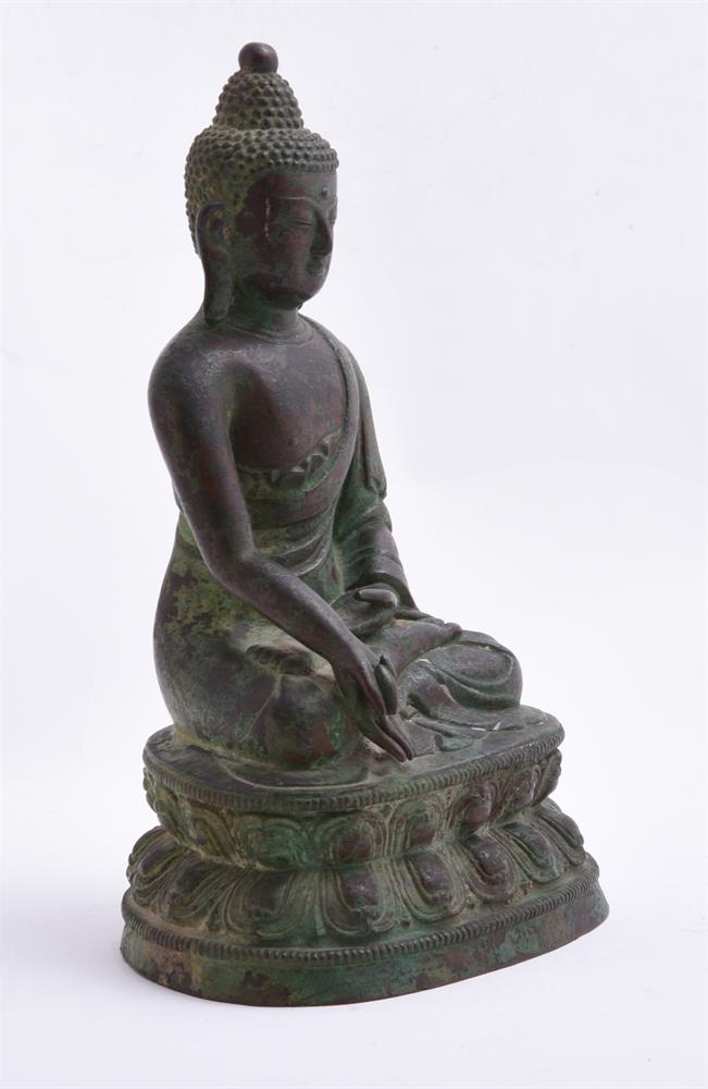A Tibetan bronze figure of Buddha - Image 5 of 7