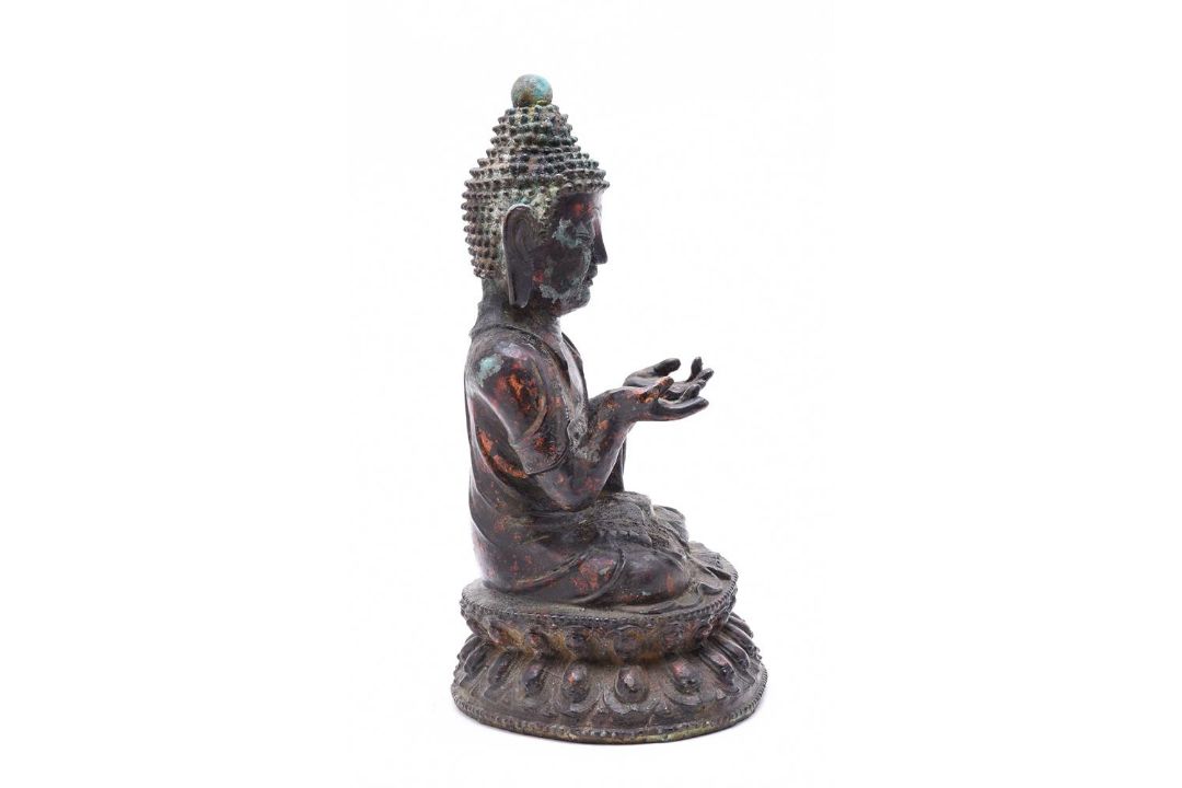 A Chinese lacquered gilt bronze figure of Buddha - Image 3 of 6
