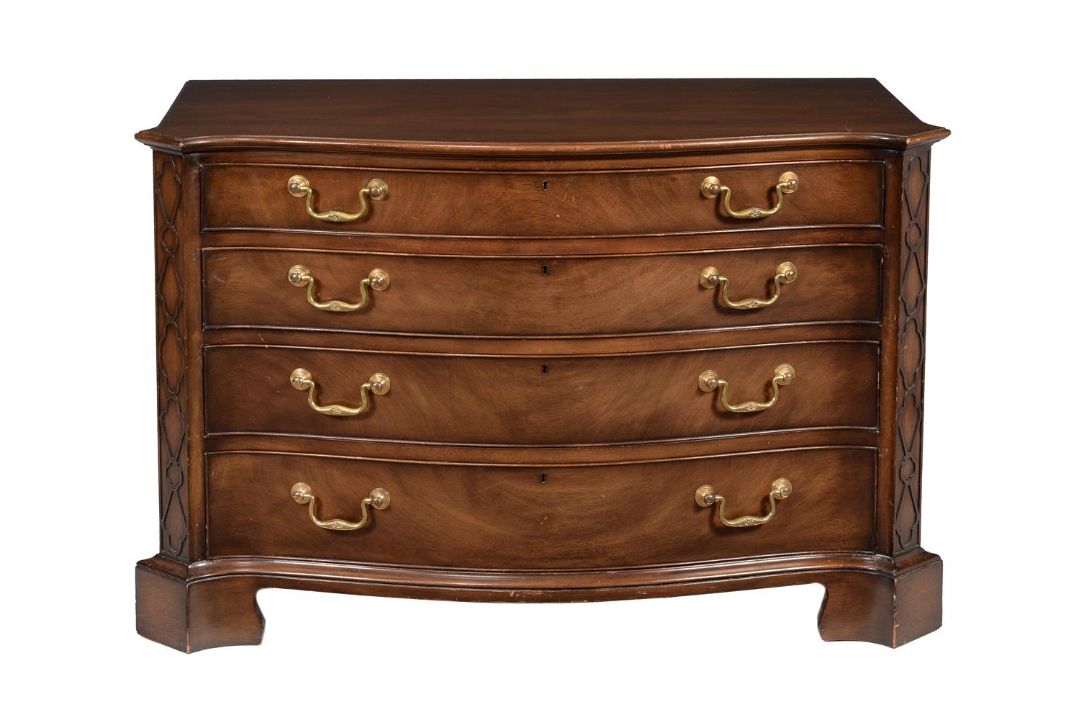 A mahogany chest of drawers in George III style - Image 1 of 2