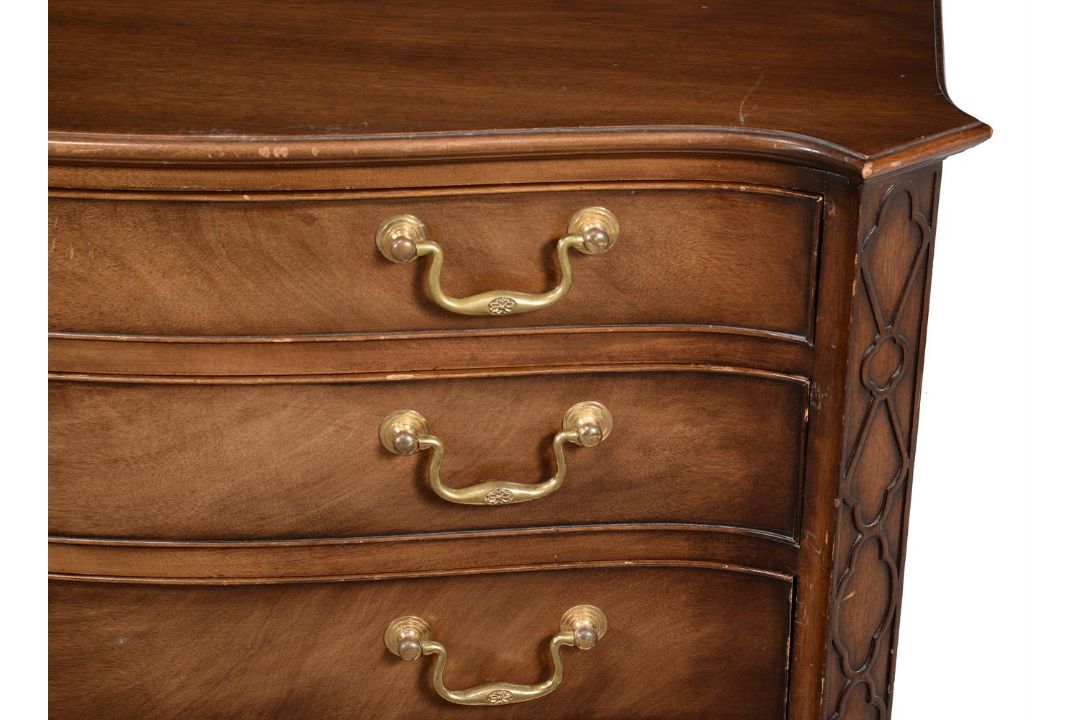 A mahogany chest of drawers in George III style - Image 2 of 2