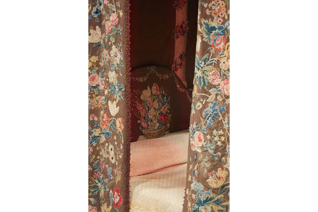 AN EBONISED OAK FOUR-POSTER, 18TH CENTURY AND LATER - Image 13 of 26