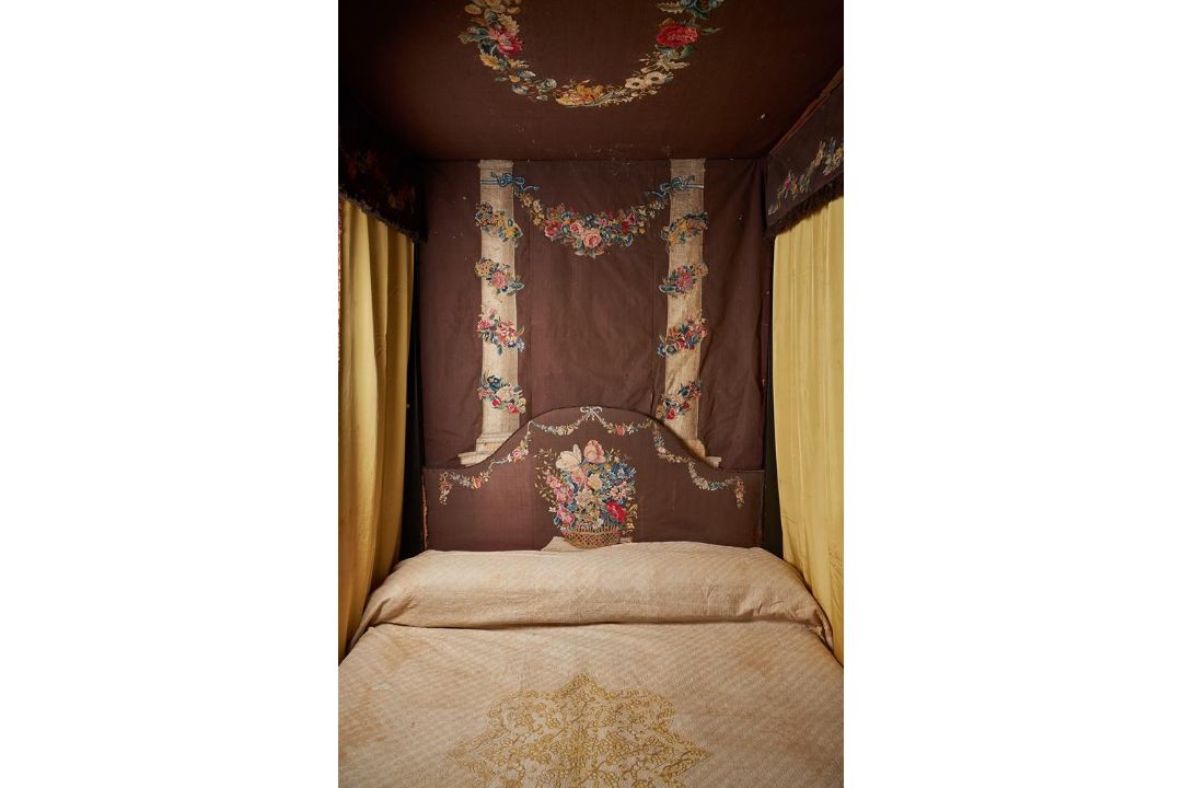 AN EBONISED OAK FOUR-POSTER, 18TH CENTURY AND LATER - Image 21 of 26