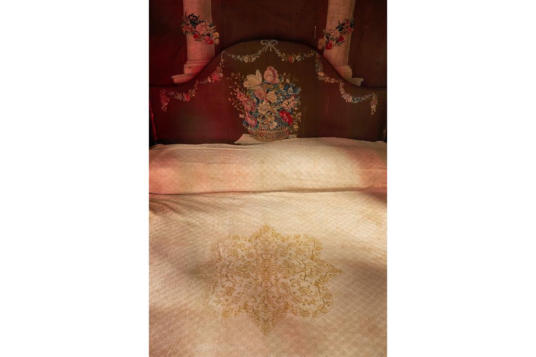 AN EBONISED OAK FOUR-POSTER, 18TH CENTURY AND LATER - Image 20 of 26