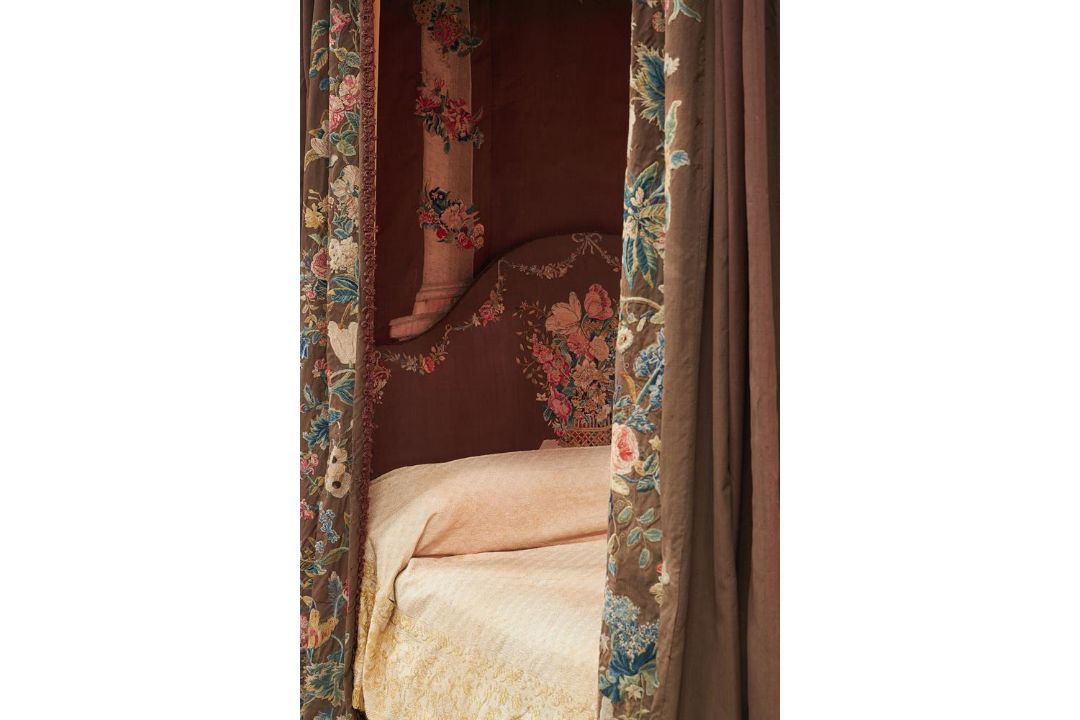AN EBONISED OAK FOUR-POSTER, 18TH CENTURY AND LATER - Image 23 of 26