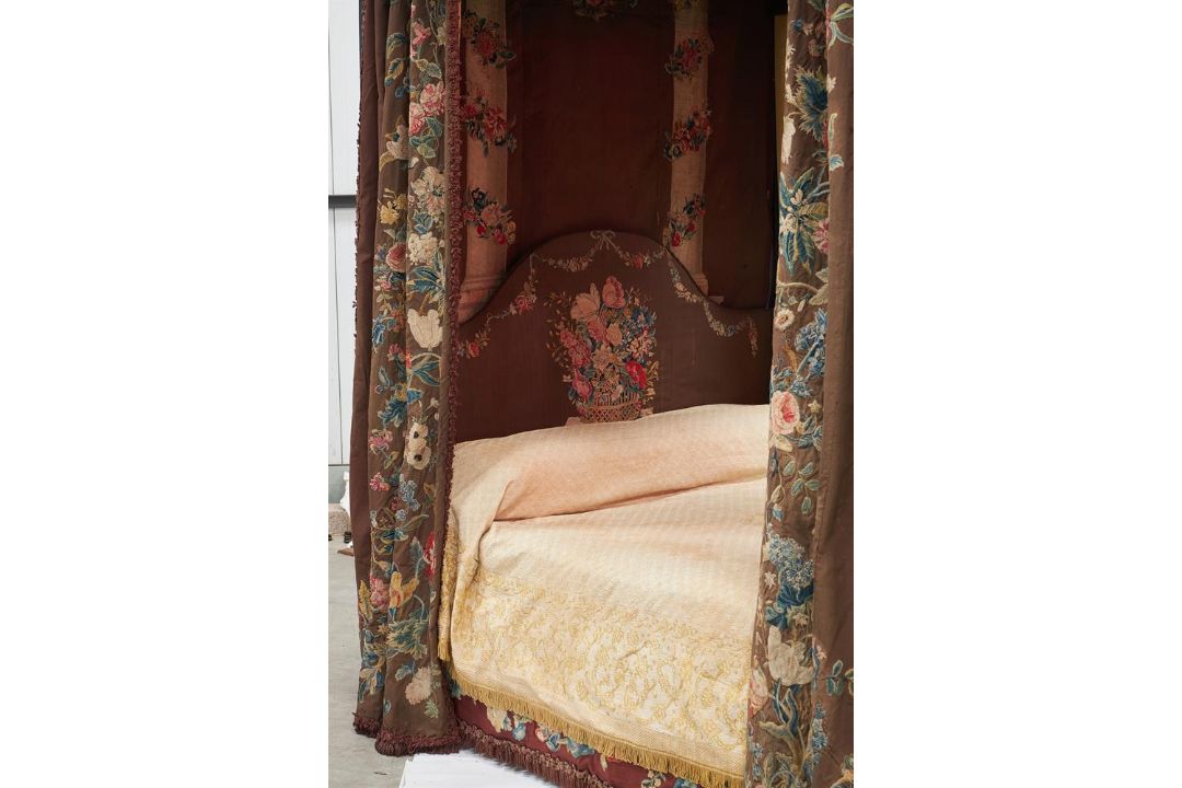 AN EBONISED OAK FOUR-POSTER, 18TH CENTURY AND LATER - Image 22 of 26