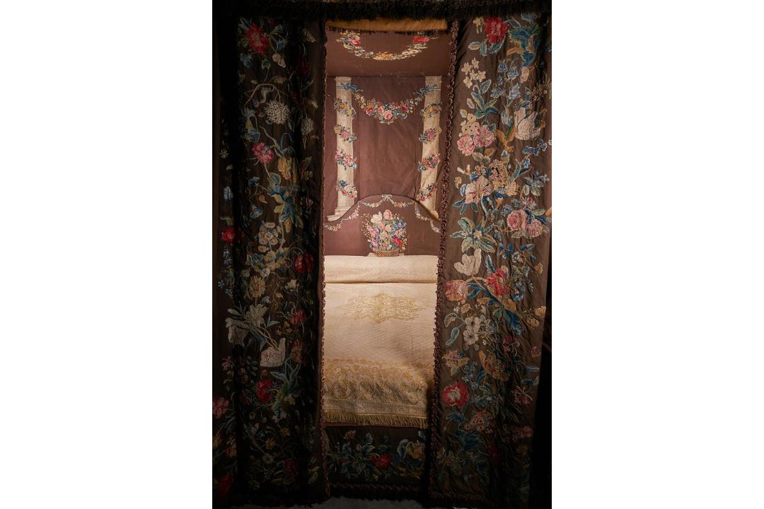 AN EBONISED OAK FOUR-POSTER, 18TH CENTURY AND LATER - Image 17 of 26