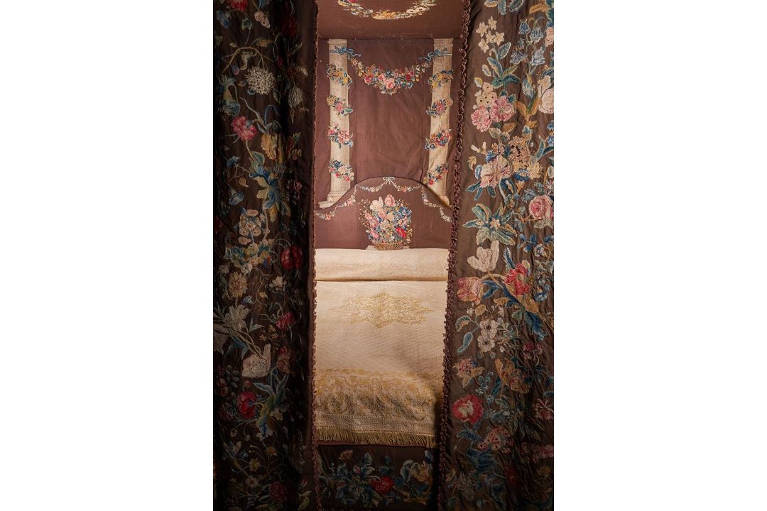 AN EBONISED OAK FOUR-POSTER, 18TH CENTURY AND LATER - Image 16 of 26