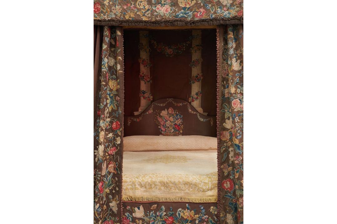 AN EBONISED OAK FOUR-POSTER, 18TH CENTURY AND LATER - Image 25 of 26