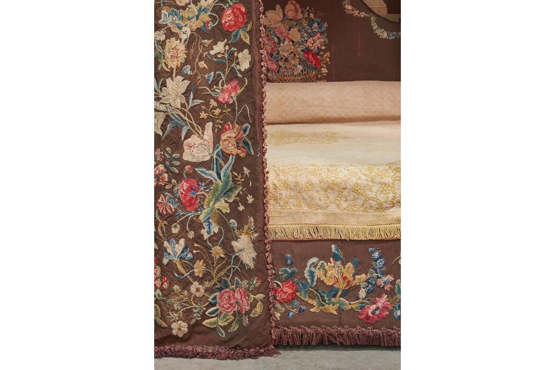 AN EBONISED OAK FOUR-POSTER, 18TH CENTURY AND LATER - Image 26 of 26