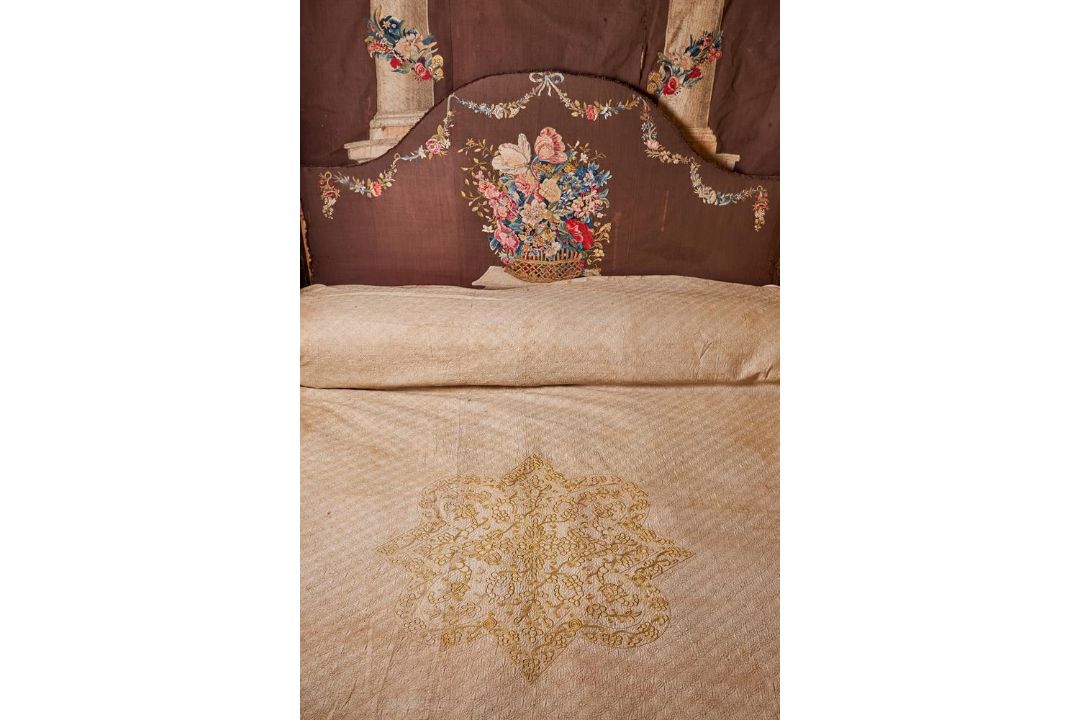 AN EBONISED OAK FOUR-POSTER, 18TH CENTURY AND LATER - Image 19 of 26