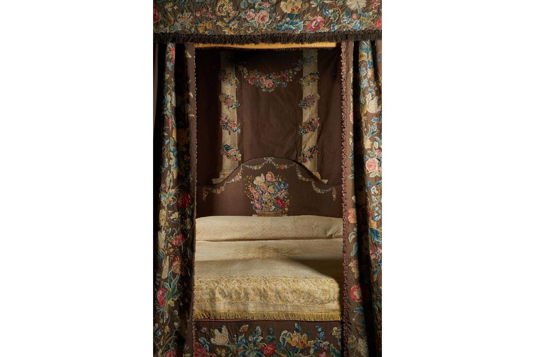 AN EBONISED OAK FOUR-POSTER, 18TH CENTURY AND LATER - Image 24 of 26