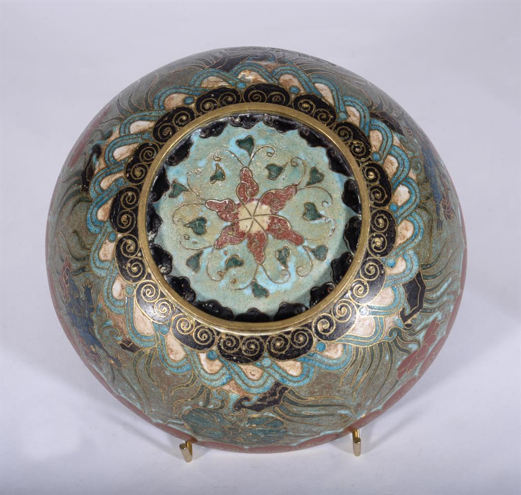 A COLLECTION OF CHINESE CLOISONNÉ BOWLS AND DISHES MING-QING DYNASTY AND LATER - Image 6 of 7