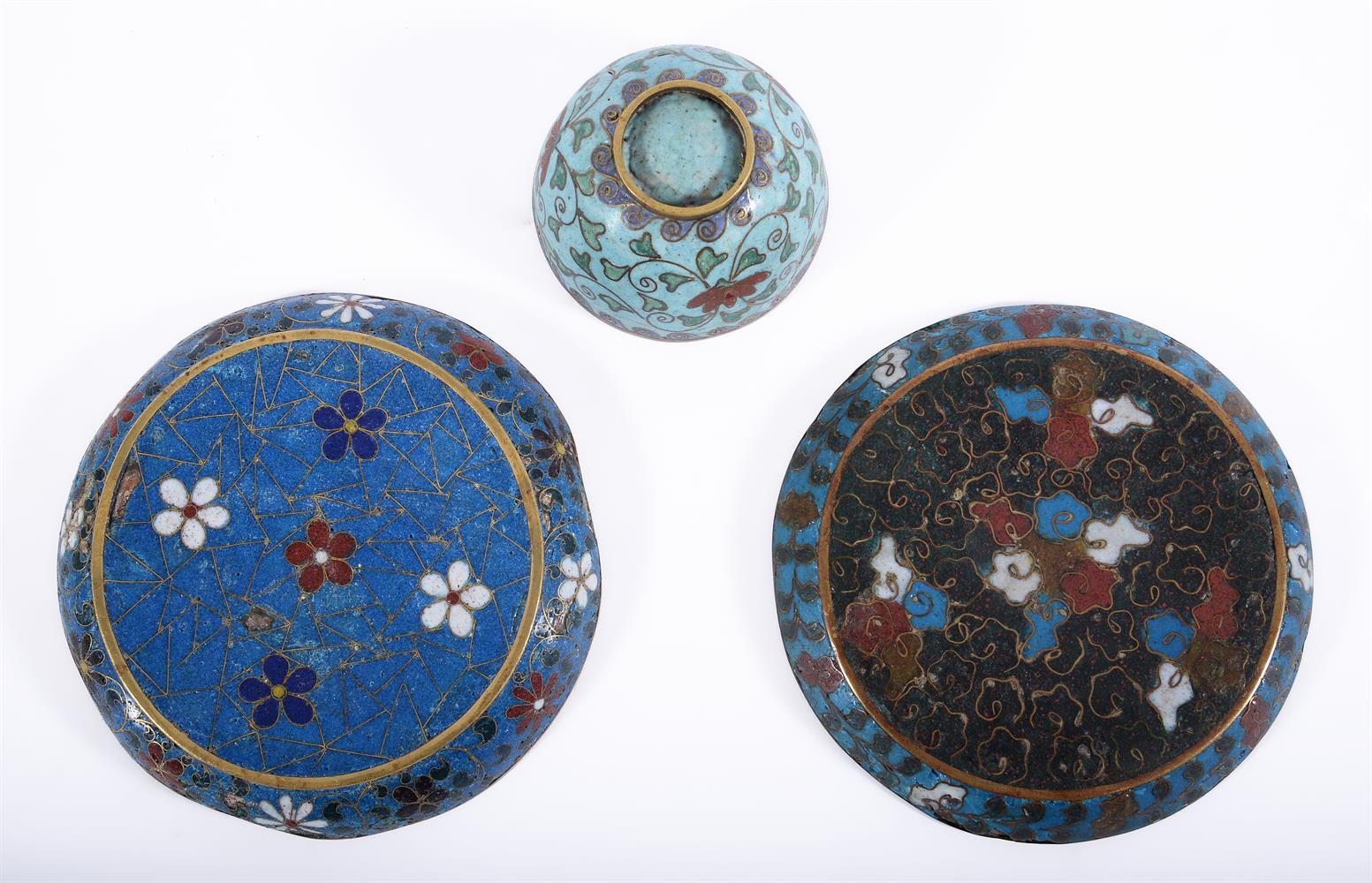 A COLLECTION OF CHINESE CLOISONNÉ BOWLS AND DISHES MING-QING DYNASTY AND LATER - Image 5 of 7