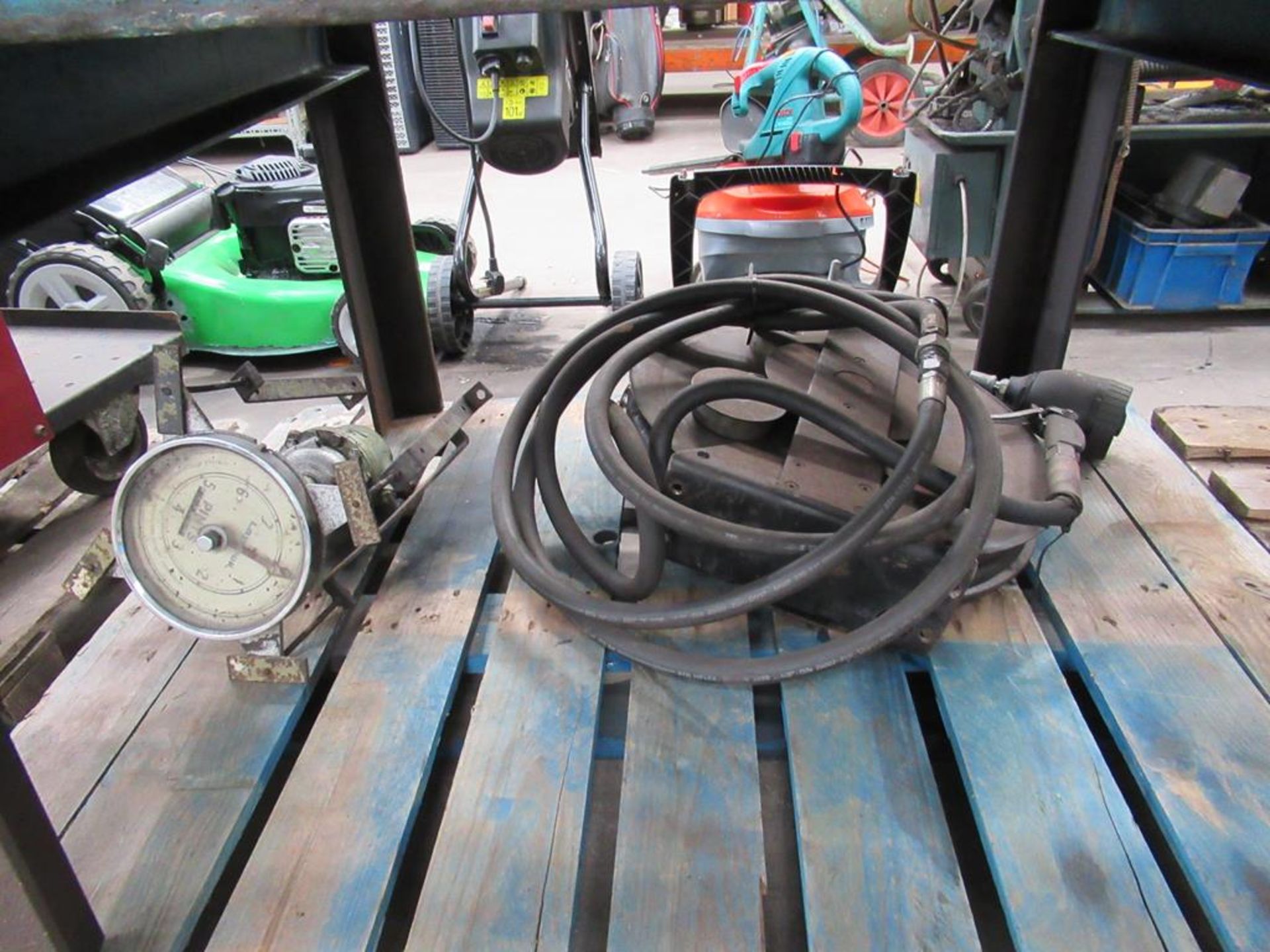 Steel oil tank on stand with fuel pump and hose reel - Image 4 of 4