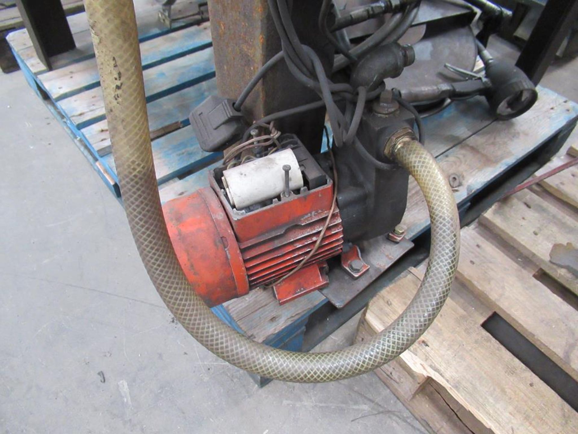 Steel oil tank on stand with fuel pump and hose reel - Image 3 of 4