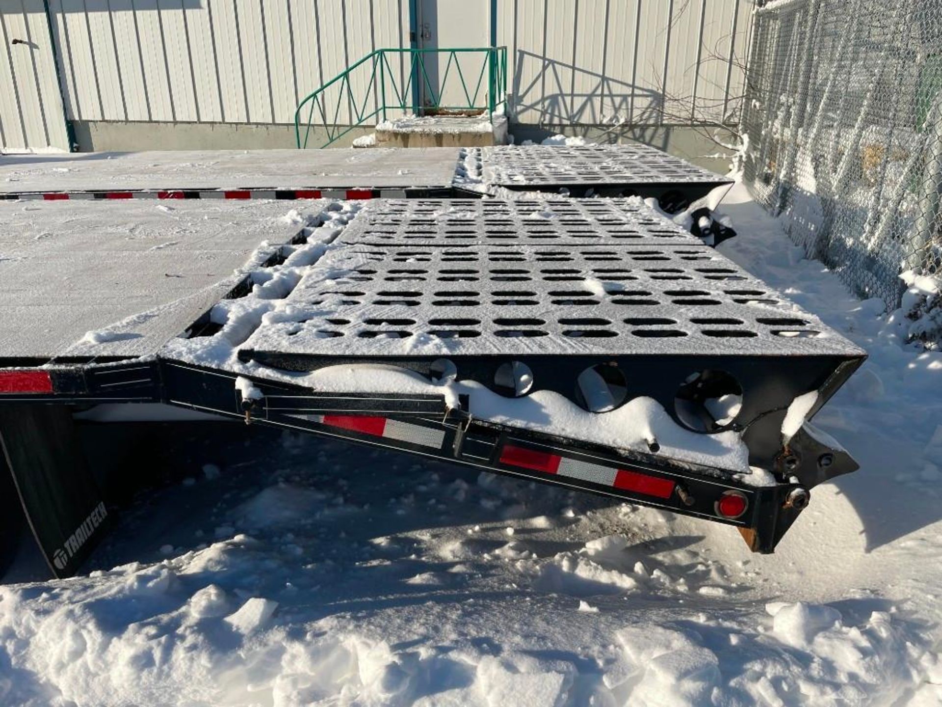 2018 Trailtech H370-24 Tridem Axle Gooseneck Flatdeck Trailer. VIN 2CU54AREXJ2039063.**IN EDMONTON** - Image 3 of 4