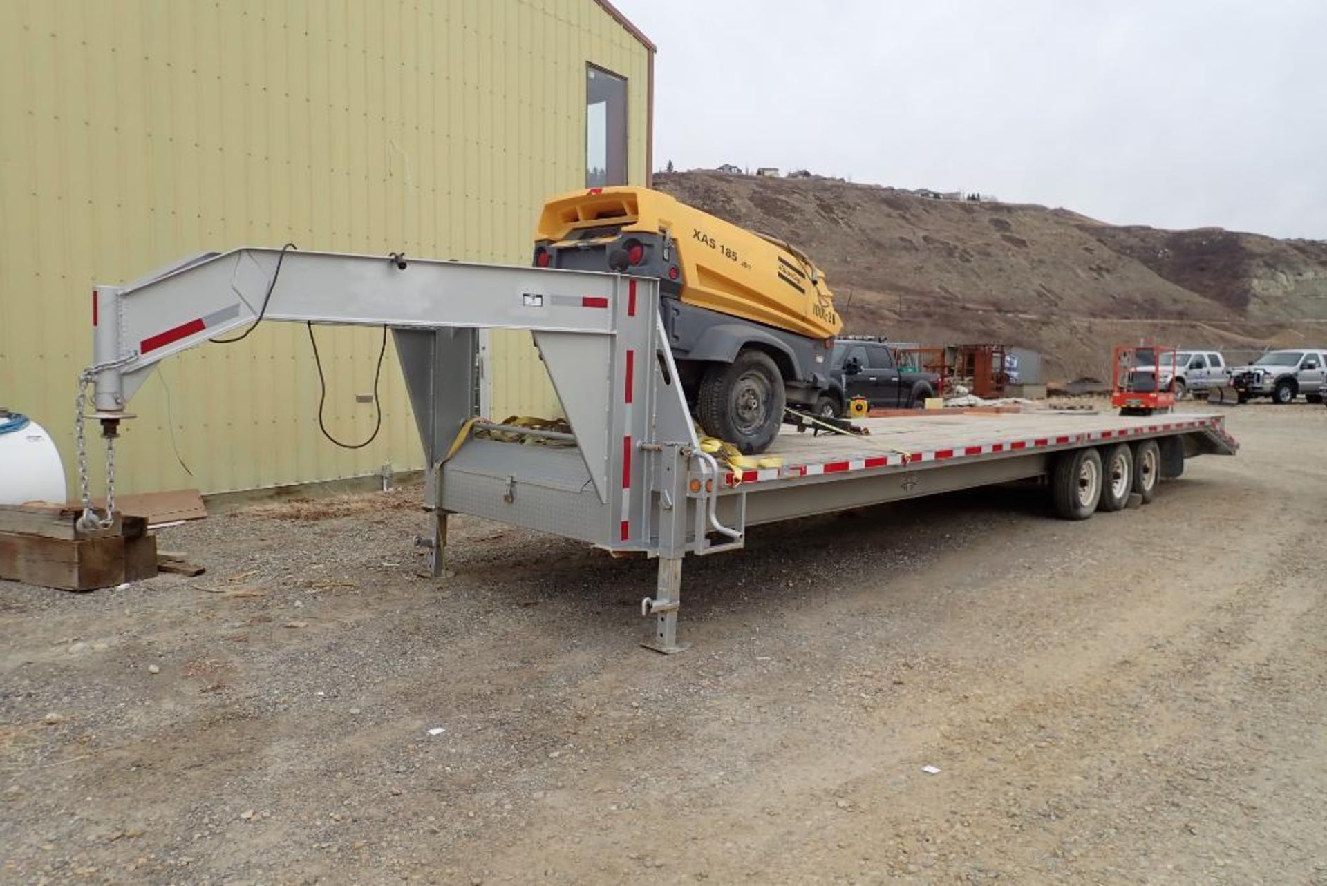 2014 ABU Tridem Axle Gooseneck 36' Flatdeck Trailer. VIN 4UGFG3638ED026522.