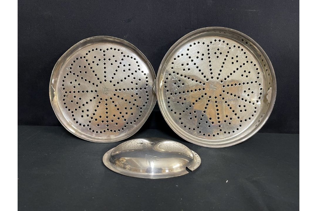 WHITE STAR LINE: Elkington plate asparagus drainers x 2. 8½ins. and 7½ins. Plus a tureen lid. (3) - Image 1 of 2