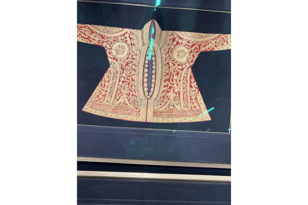 Indo - Chinese School: 20th cent. Blouse/shirt, frilled collar in red, gold, green, black and - Image 2 of 4