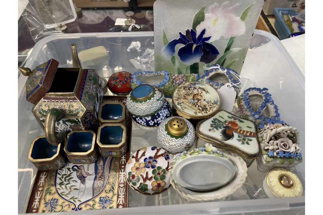 19th cent. and later pill and trinket boxes, Heritage, Bocage, blue/pink baskets, shoe, Cloisonne - Image 1 of 4