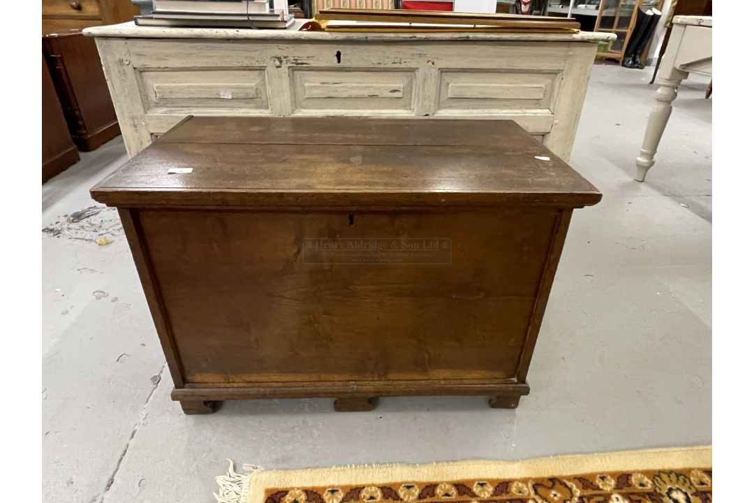 Late 19th/early 20th cent. Oak blanket box with brass carrying handles. 30ins. x 21ins. x 18ins.