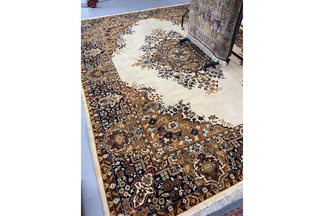Carpets & Rugs: 20th cent. Carpet Iranian, Tehran, worsted wool, ivory ground, with large central - Image 1 of 2