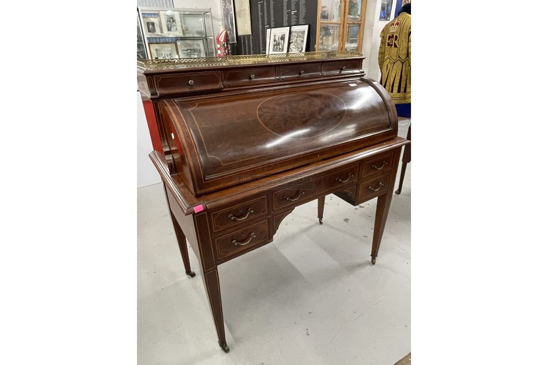 Late 19th cent. Mahogany cylinder top desk having original brass gallery to mahogany top above - Image 3 of 4