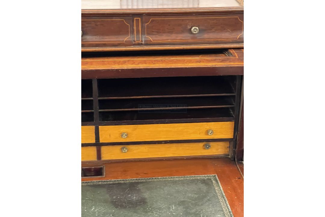 Late 19th cent. Mahogany cylinder top desk having original brass gallery to mahogany top above - Image 2 of 4