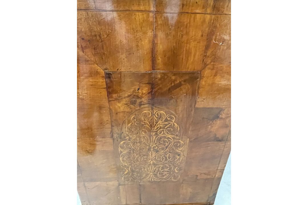 18th cent. Walnut chest of drawers, with seaweed marquetry inlay, cross banded and inlaid to the - Image 5 of 6