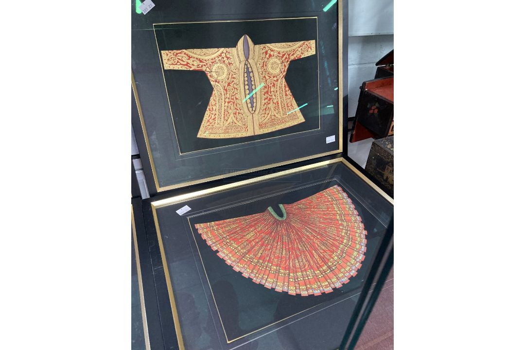 Indo - Chinese School: 20th cent. Blouse/shirt, frilled collar in red, gold, green, black and - Image 1 of 4