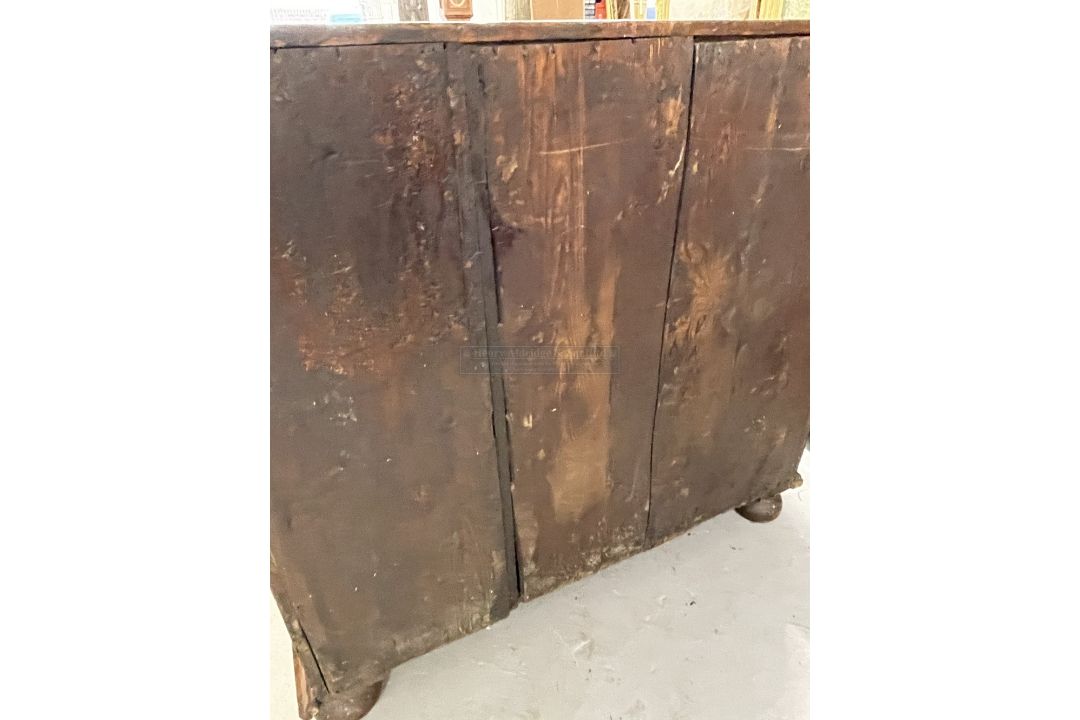 18th cent. Walnut chest of drawers, with seaweed marquetry inlay, cross banded and inlaid to the - Image 6 of 6