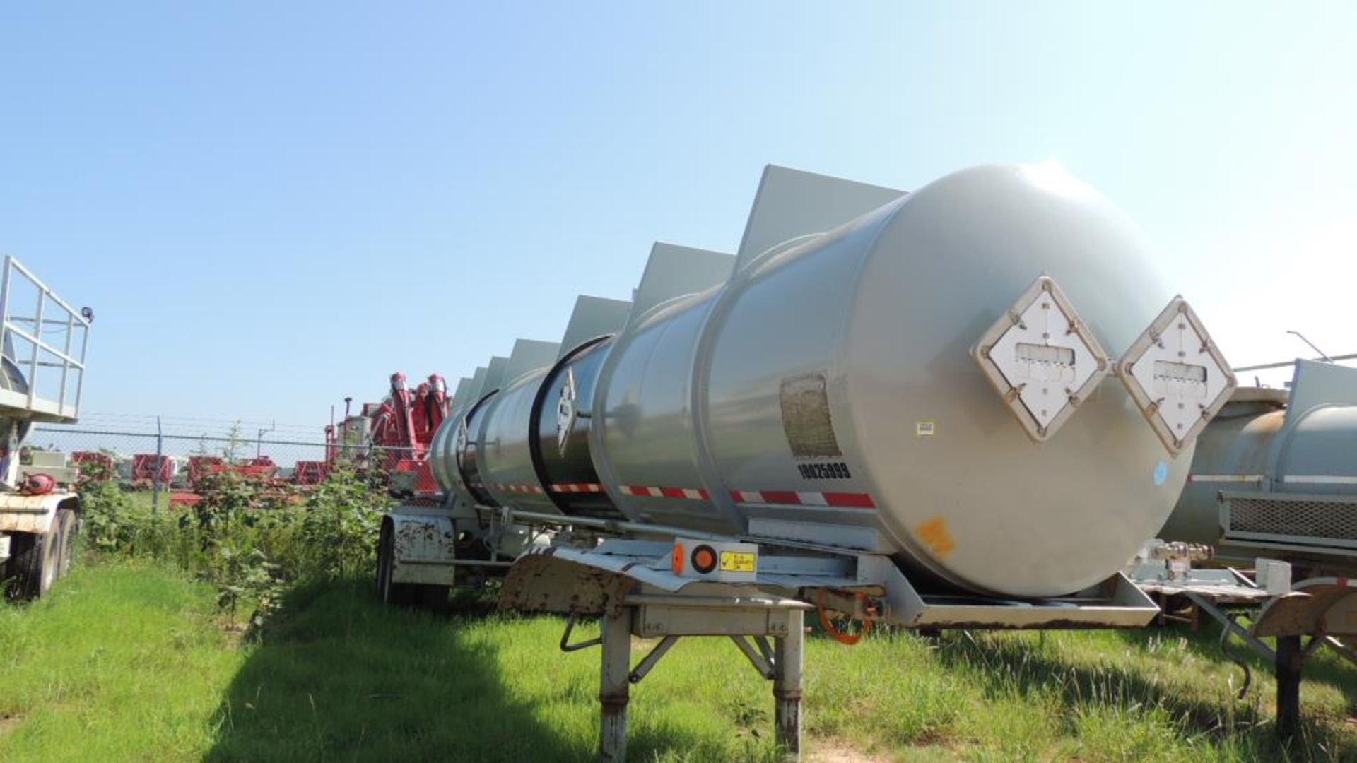 Halliburton Tanker - Image 3 of 8