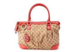 A GUCCI LOGO CANVAS BAG WITH RED LEATHER FINISH