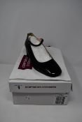 One as new Comptoir Des Cotonniers Mary Janes in patent leather with a round heel shoes size 37 (